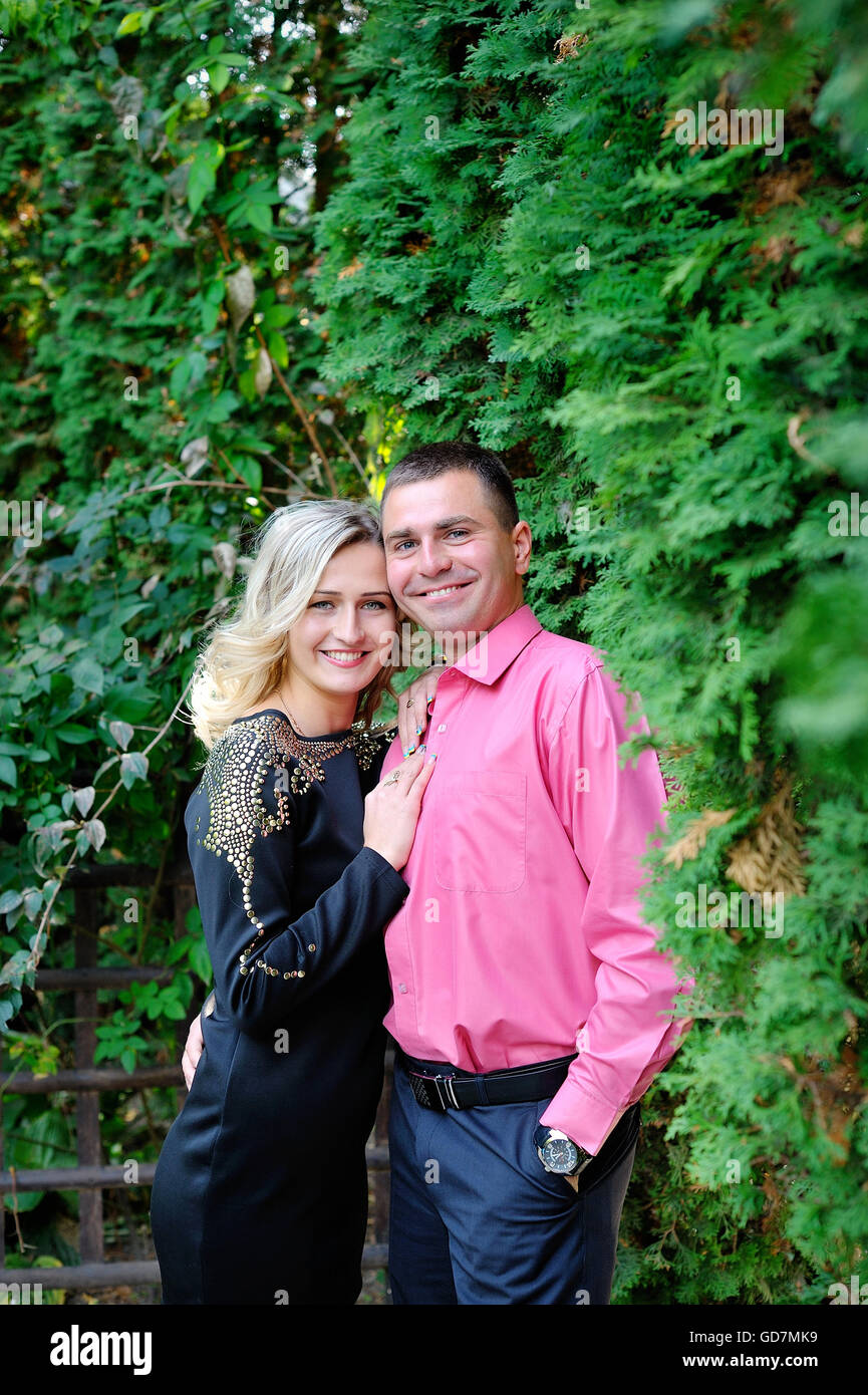 Gerne älteres paar umarmt im grünen park Stockfoto