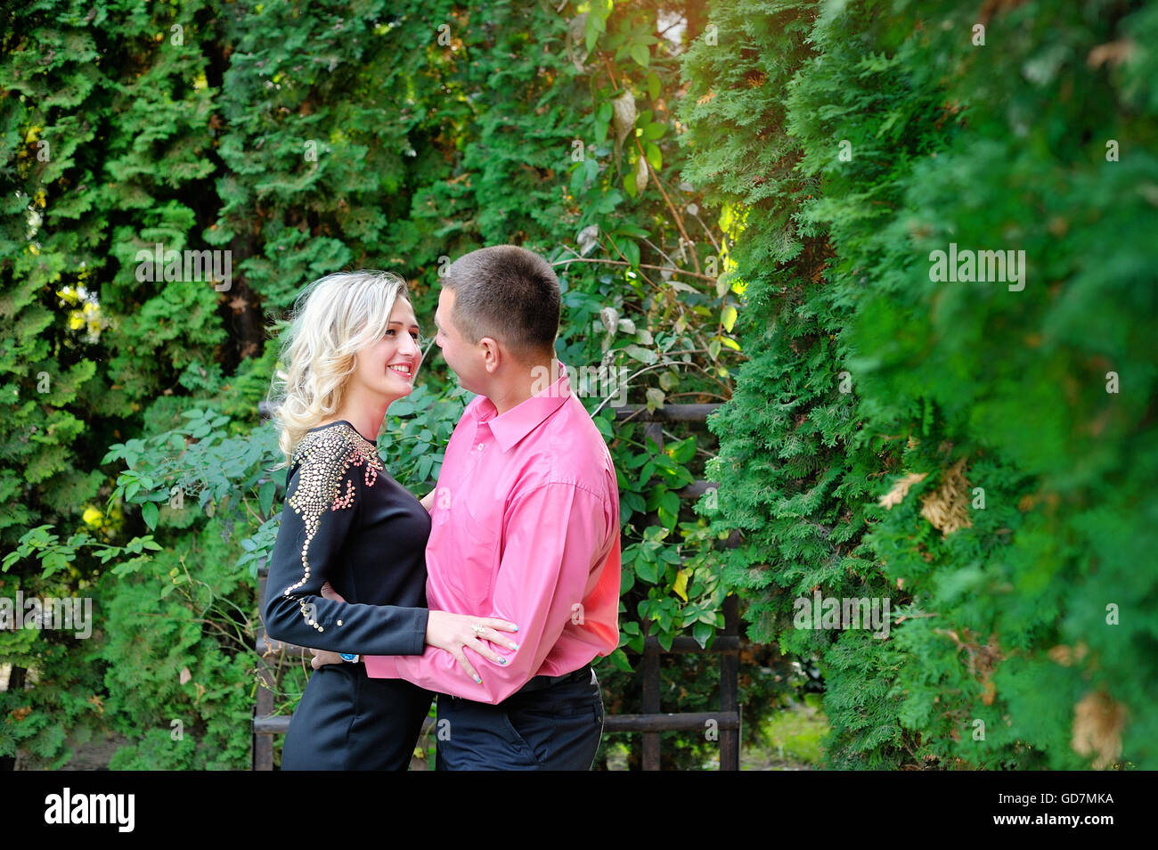 junges Paar im park Stockfoto