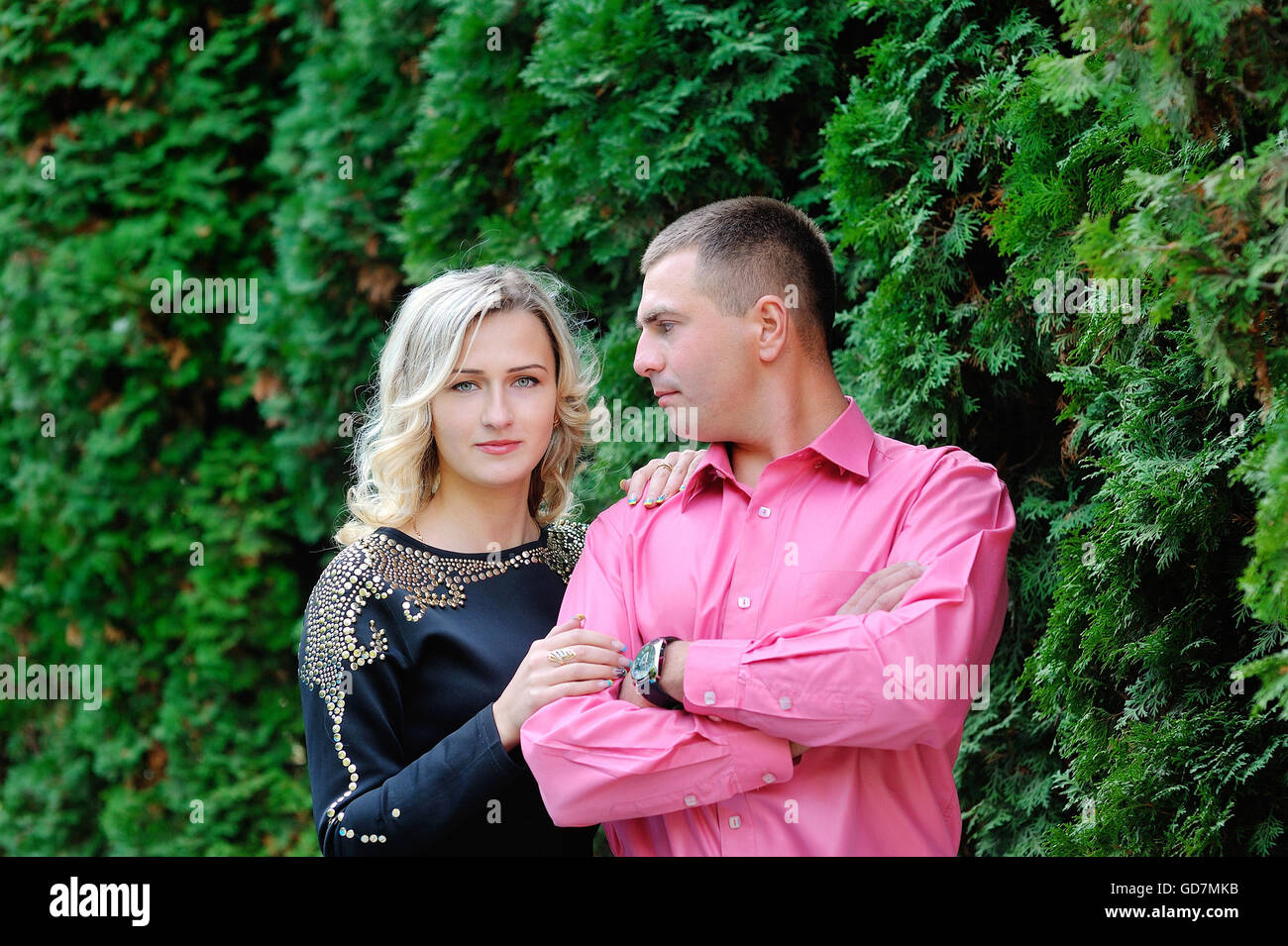 liebende Frau und ein Mann Fuß in den grünen park Stockfoto