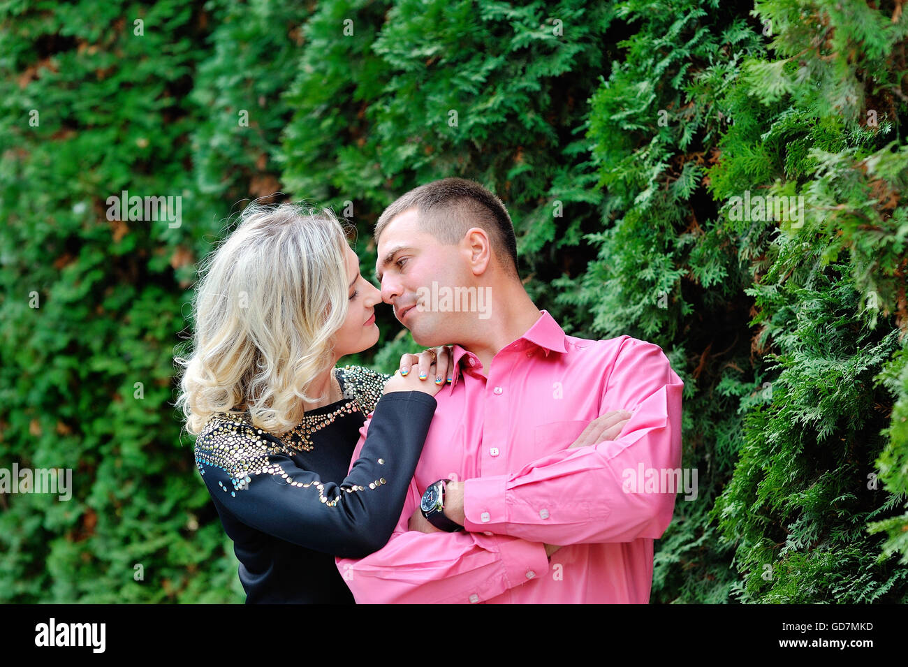Frau und Mann in Liebe küssen im grünen park Stockfoto