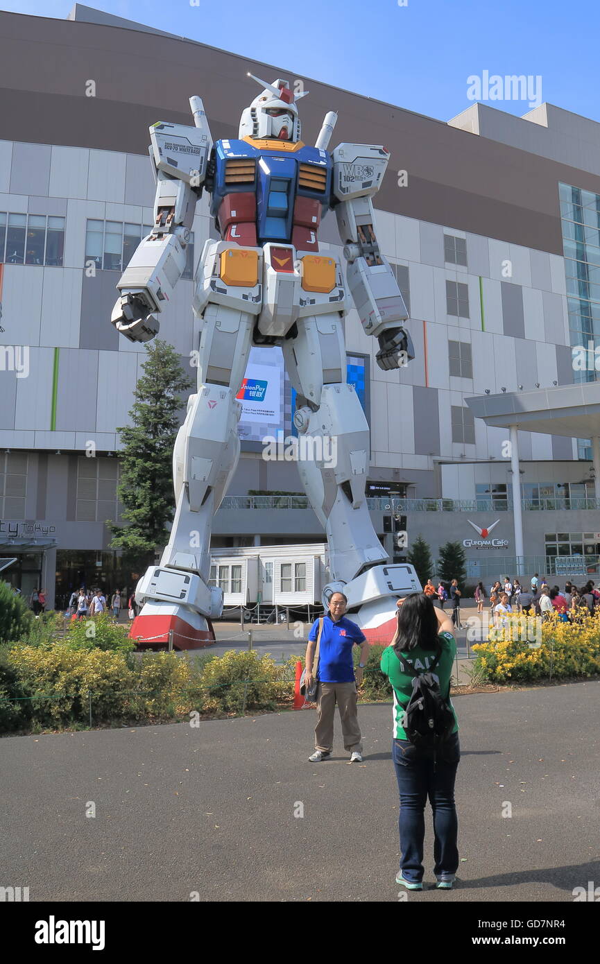 Menschen besuchen Gundam Statue in Odaiba Tokio Japan. Stockfoto