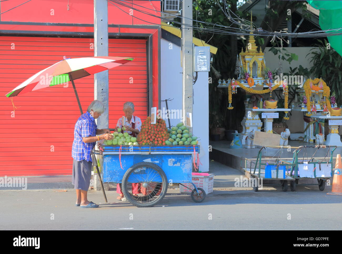 Menschen verkauft Obst auf Straße in Bangkok Thailand. Stockfoto