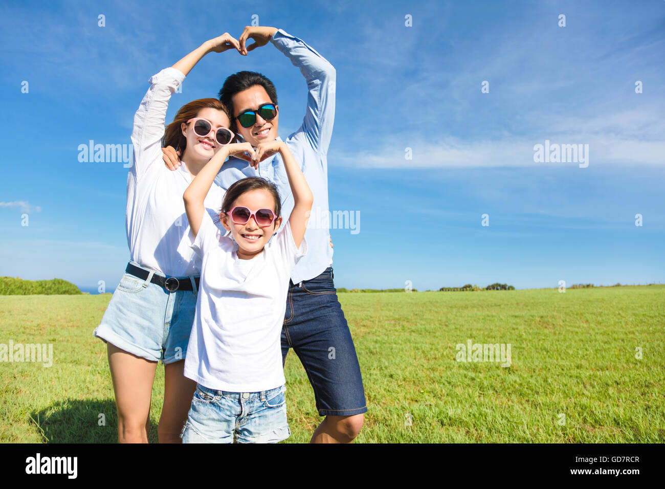 Verspielte junge Familienglück bilden Liebe Form Stockfoto