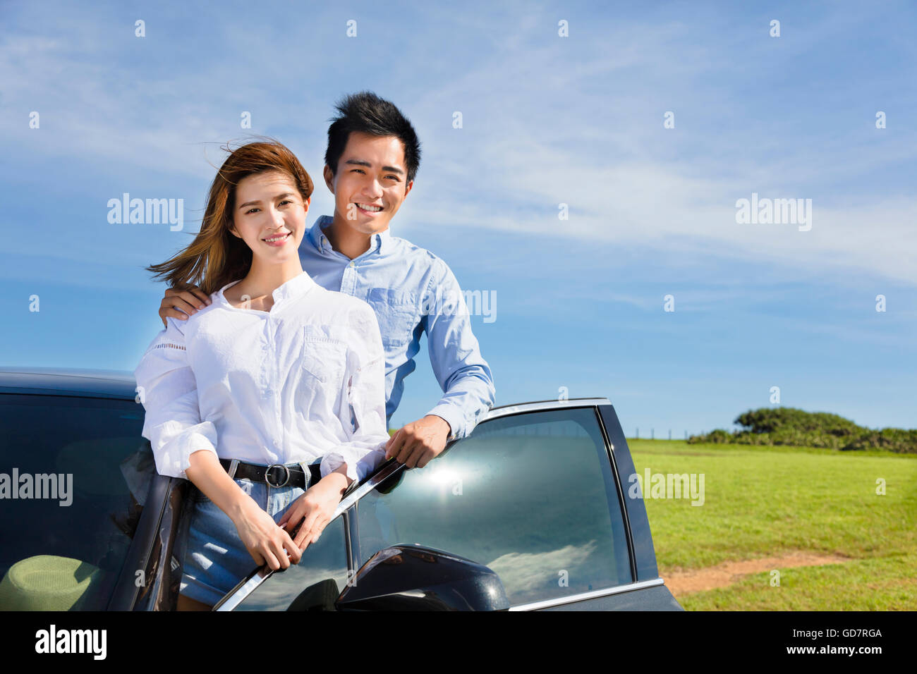 junges Paar in der Nähe von Auto und genießen Sie Sommerurlaub Stockfoto