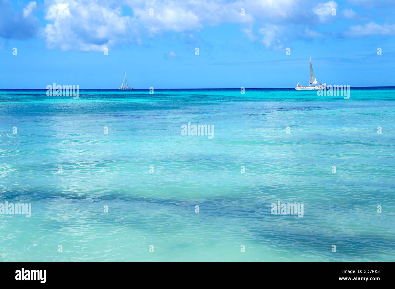 Türkis blauen tropischen Gewässern mit Segelbooten in der Ferne Stockfoto