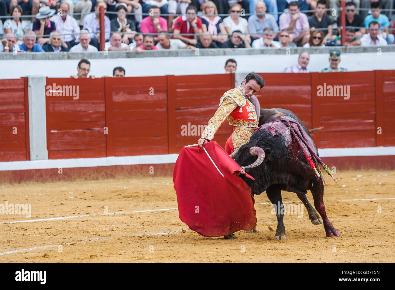 Stierkämpfer Enrique Ponce Stierkampf mit der krücke in der Stierkampfarena von Baza, Spanien Stockfoto