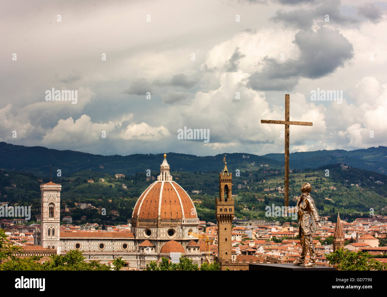Kathedrale von Florenz, Il Duomo und eine zeitgenössische Skulptur, der Mann, der das Kreuz von Jan Fabre trägt.  Blick vom Fort Belvedere. Stockfoto