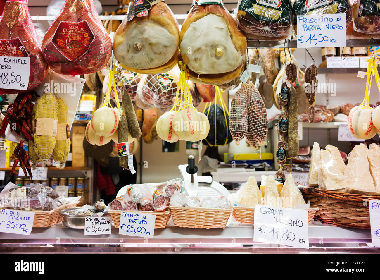 Käse und Wurstwaren in Florenz Central Market. Stockfoto