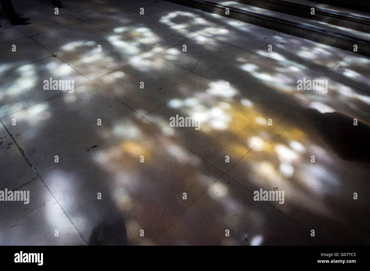 Schecken Licht passieren Glasmalerei auf den Boden der St.-Stephans Veranda am Palace of Westminster, London, UK Stockfoto