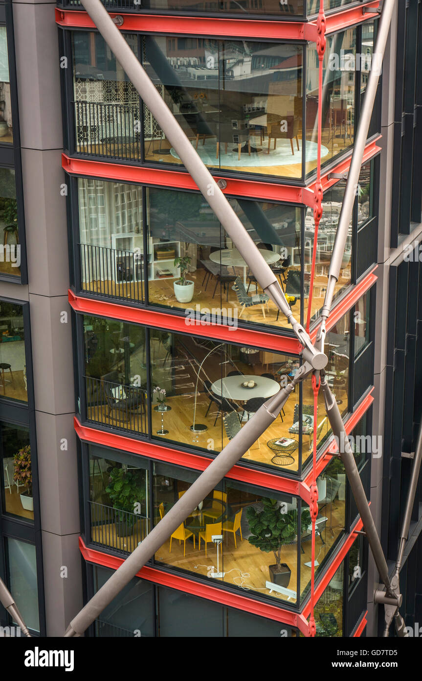 Modernes Appartementhaus übersehen von Tate Modern Neubau am Südufer, London, UK Stockfoto