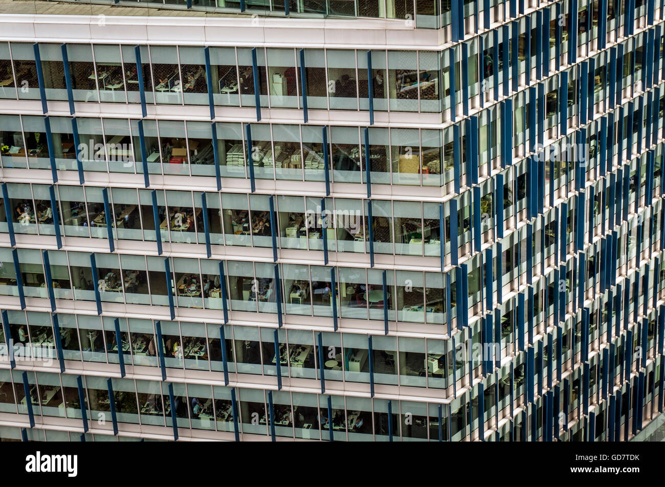 Moderne Bürogebäude, überragt von der Tate Modern Erweiterungsbau auf der South Bank, London, UK. Stockfoto