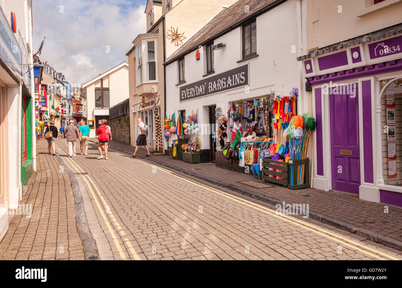 Geschäfte im oberen Frosch Street, Tenby, Pembrokeshire, Wales, UK Stockfoto