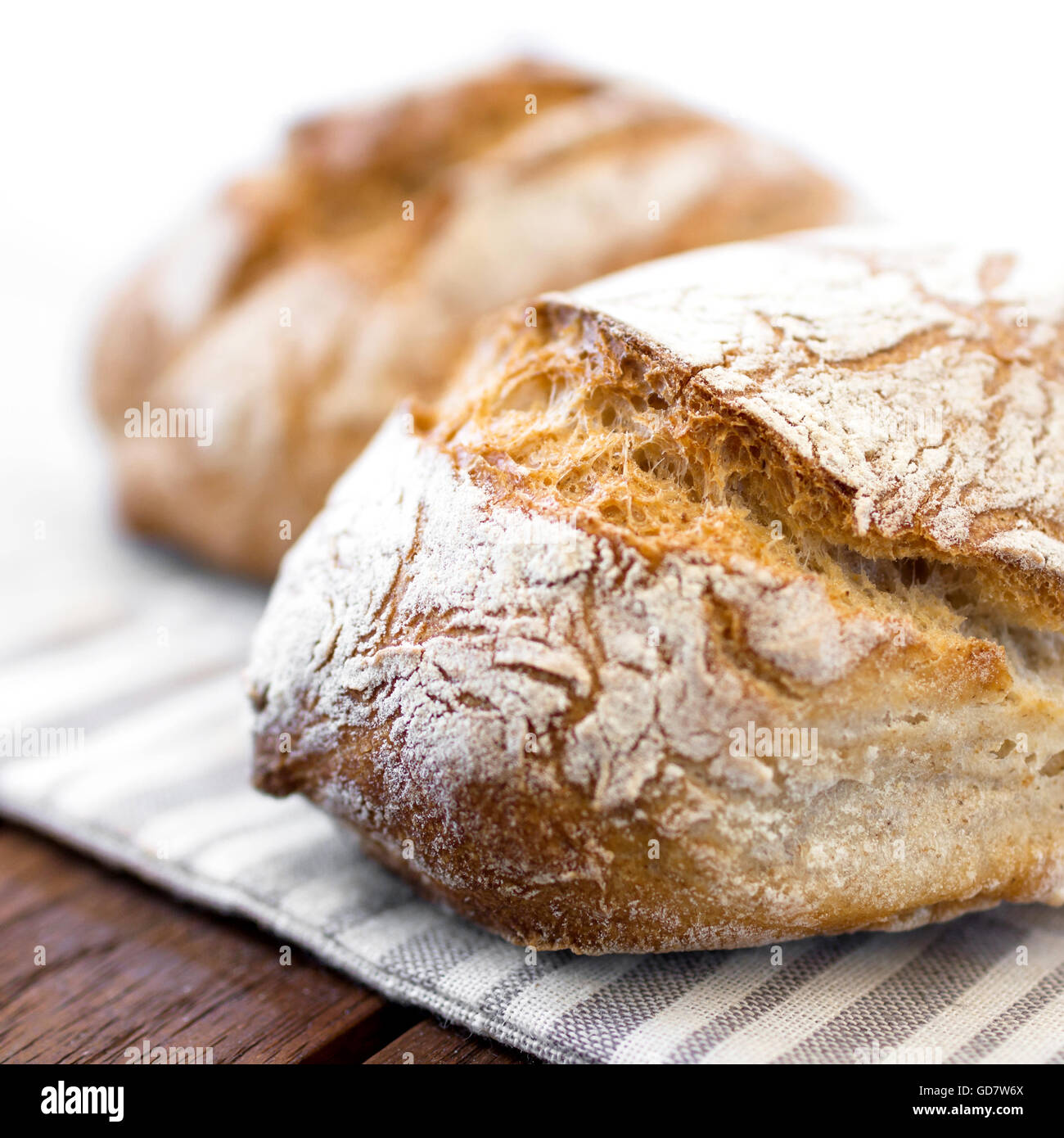 Traditionelle frisch gebackenes Brot auf Holztisch. Defokussierten unscharfen Hintergrund. Stockfoto