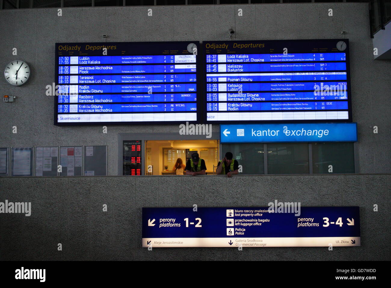 Elektronischer Fahrplan an der Central Station, Warschau Stockfoto