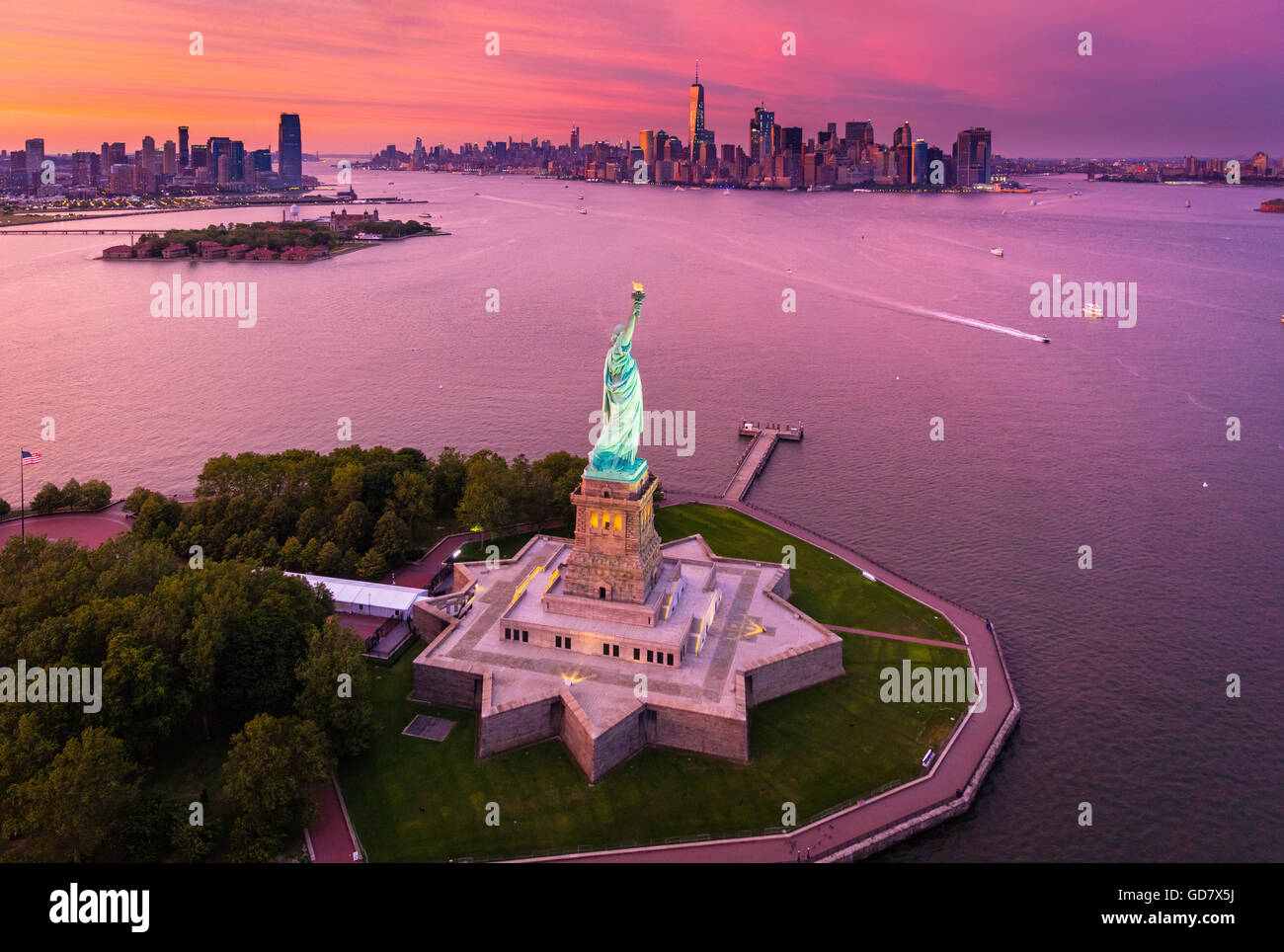 Die Freiheitsstatue ist eine kolossale neoklassische Skulptur auf Liberty Island im Hafen von New York in New York City Stockfoto