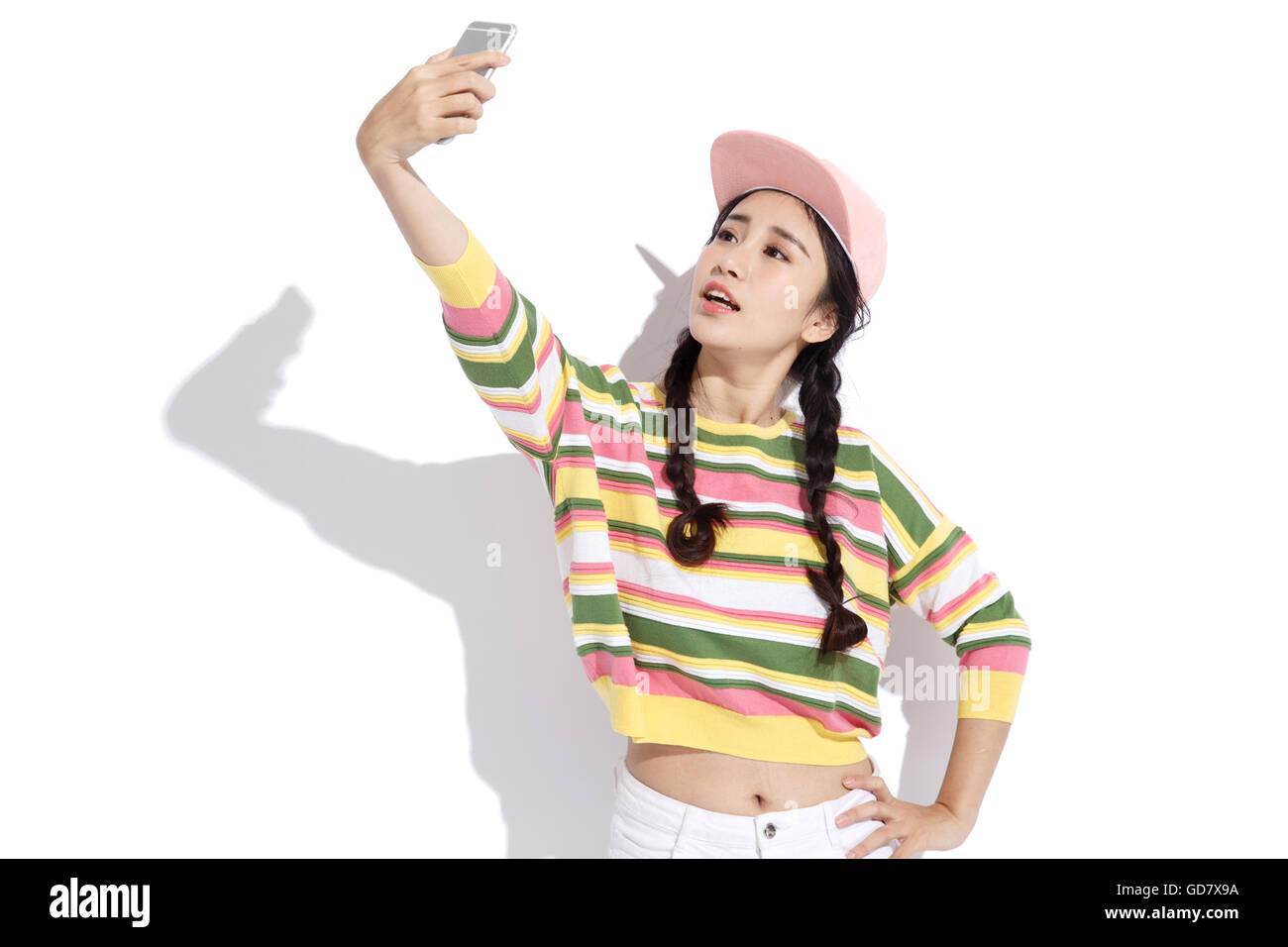 Junge Frau mit einer Zelle Telefon Selbstauslöser Stockfoto