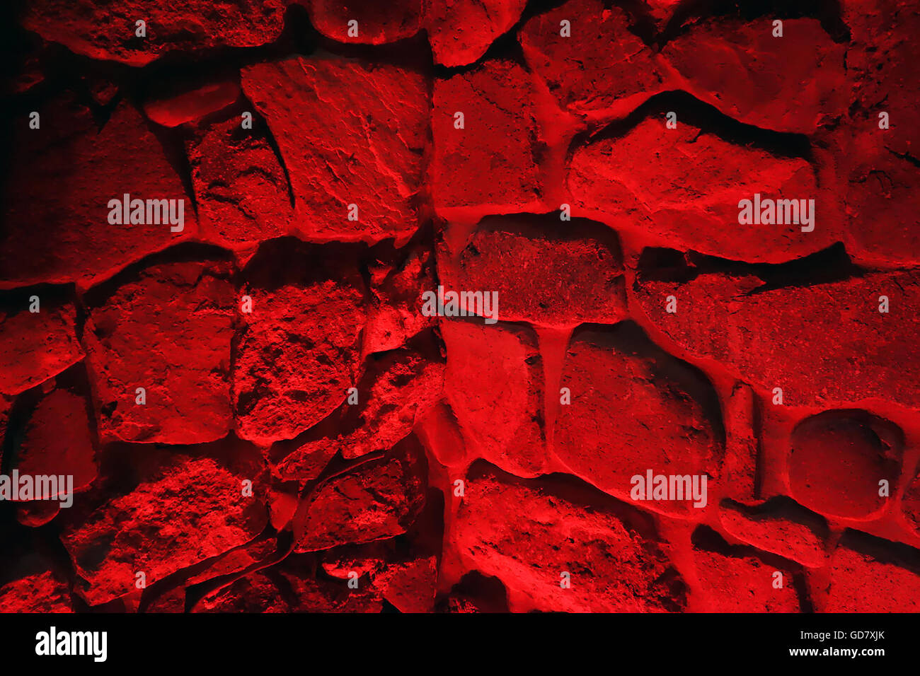 Steinmauer beleuchtet mit rotem Licht, Sozopol, Bulgarien Stockfoto
