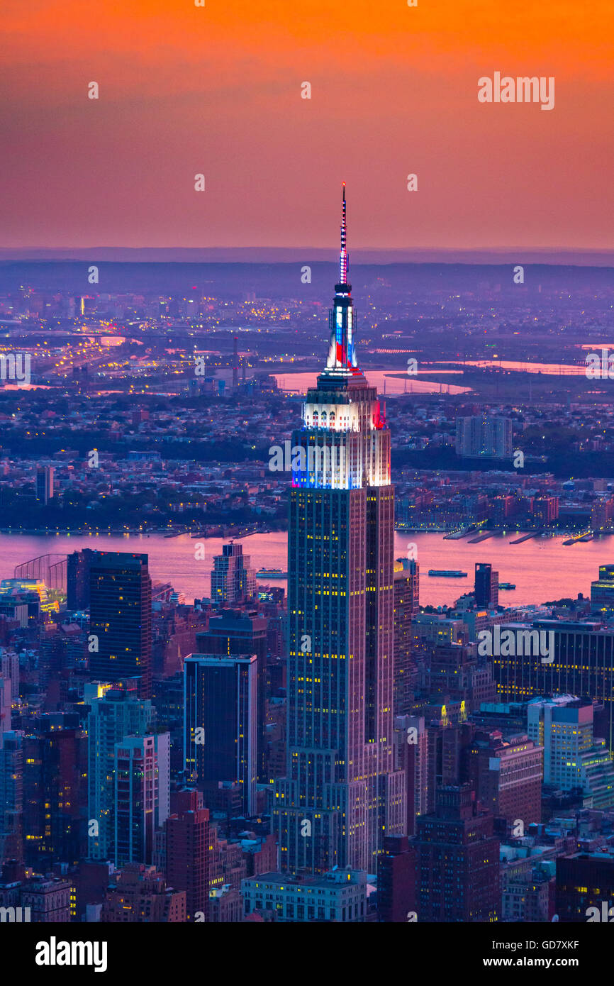 Luftaufnahme (Hubschrauber). Manhattan ist das am dichtesten besiedelte der fünf Boroughs von New York City. Stockfoto