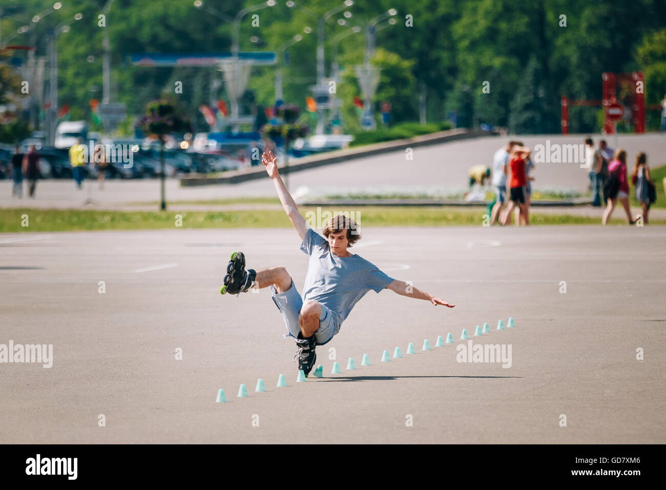 MINSK, BELARUS - 2. Juni 2015: Junger Mann Walze auf Rollerblades fahren im Park im Bezirk Nemiga, Nyamiha in Minsk, Weißrussland. Stockfoto