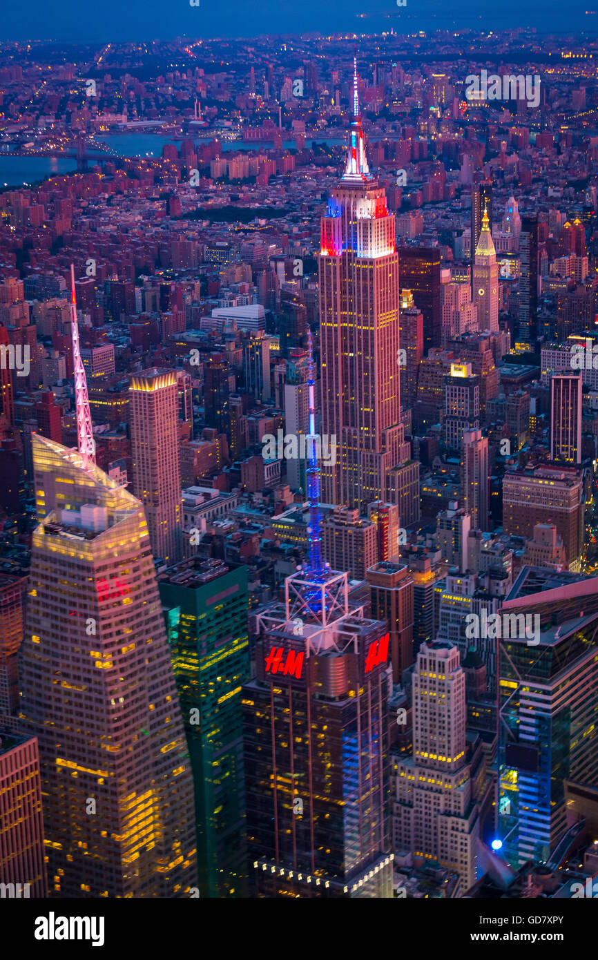 Luftaufnahme (Hubschrauber). Manhattan ist das am dichtesten besiedelte der fünf Boroughs von New York City. Stockfoto