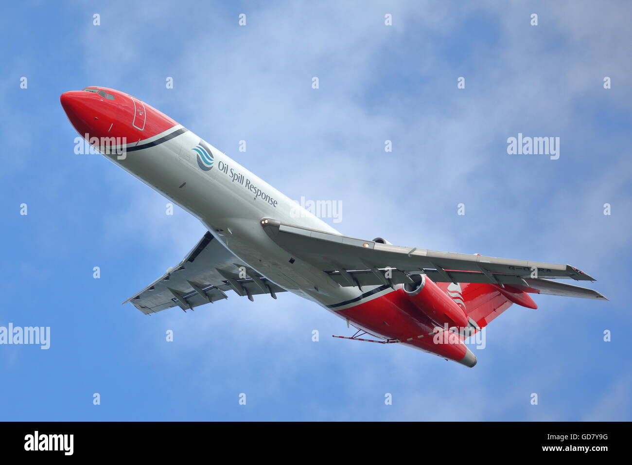 Auf der Farnborough International Airshow 2016 demonstrierte T2 Aviation mit seiner Boeing 727-2S2F, wie das Unternehmen Ölverschüttungen in Hampshire, Großbritannien, bekämpft Stockfoto