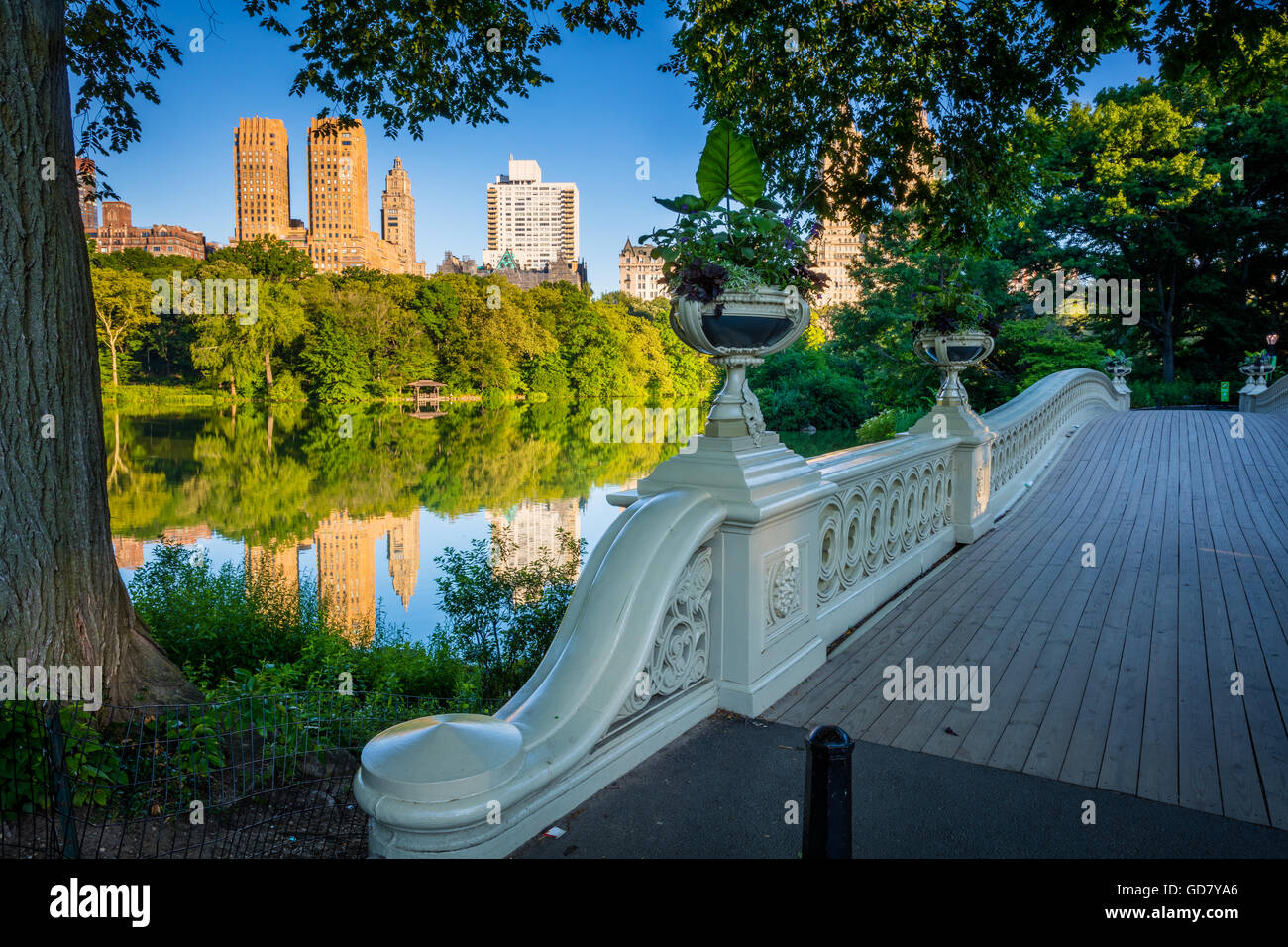 Bogenbrücke im Central Park in New York City, mit Upper West Side Wohngebäuden sichtbar in der Ferne Stockfoto