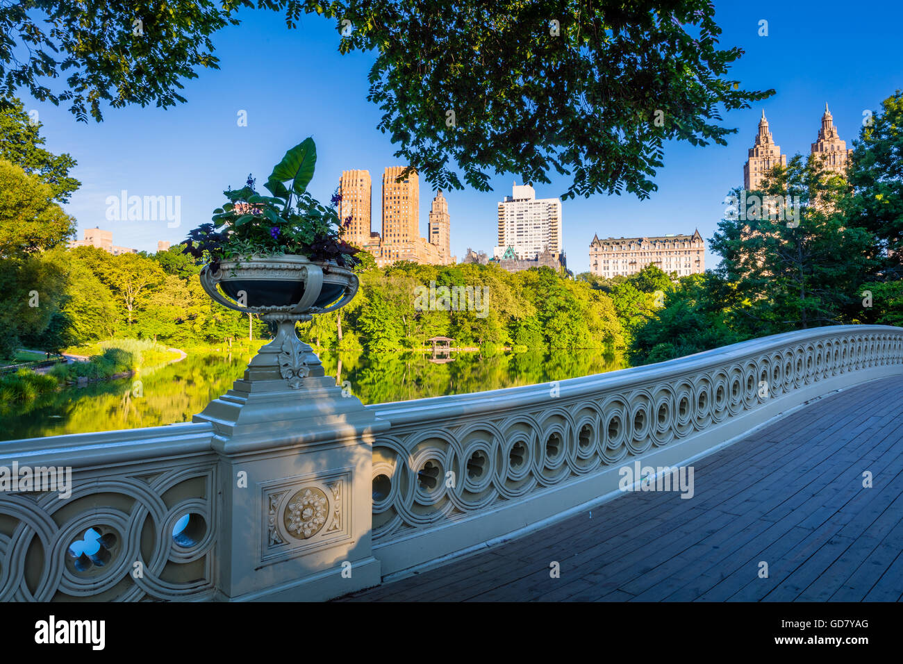 Bogenbrücke im Central Park in New York City, mit Upper West Side Wohngebäuden sichtbar in der Ferne Stockfoto