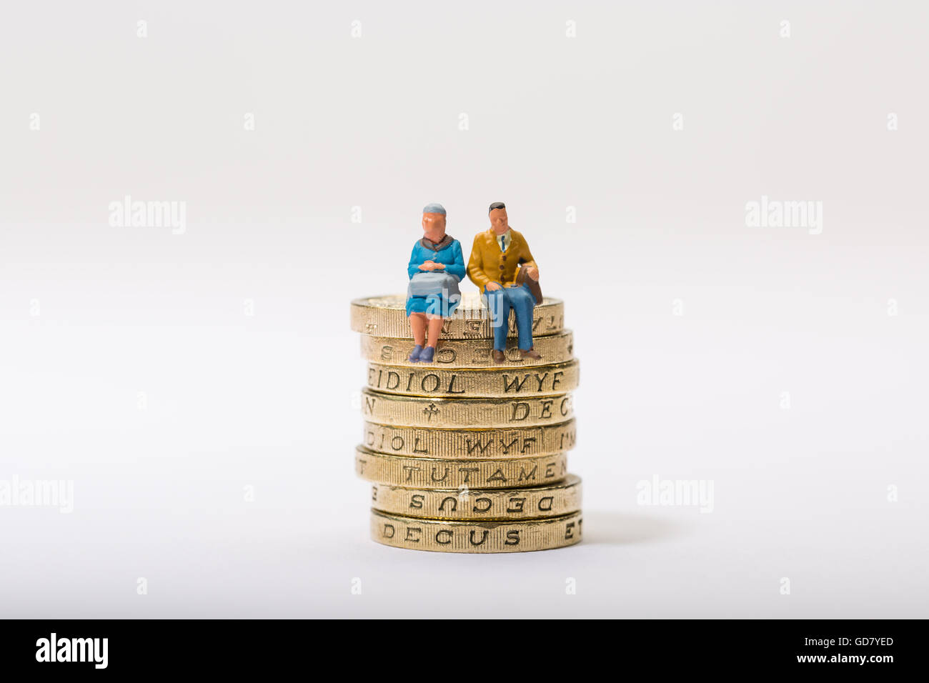 Konzept-Bild von zwei Rentner saß auf einem Haufen von Pfund-Münzen Stockfoto