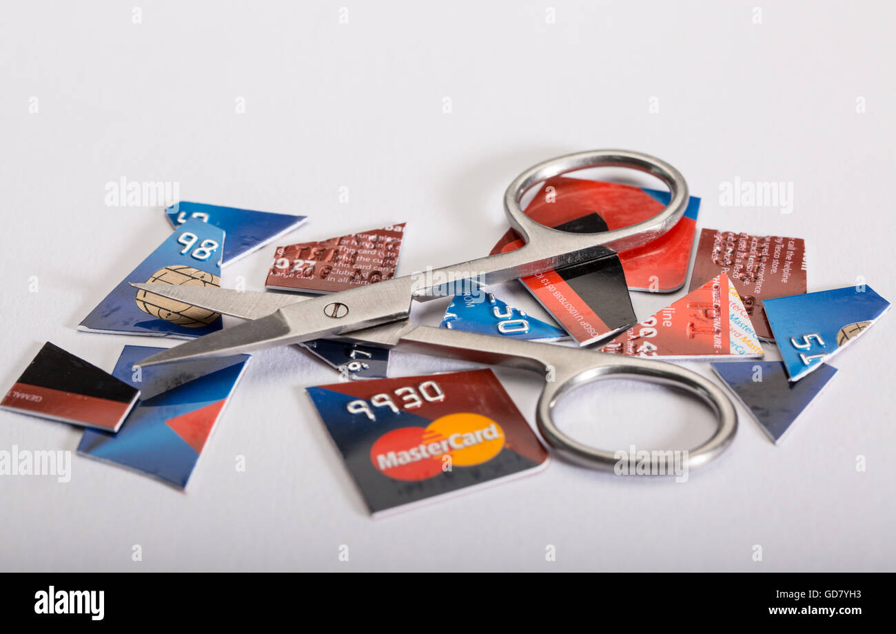 Kreditkarten-Dept Konzept Bild eines Schnitts, Kreditkarte und eine Schere Stockfoto