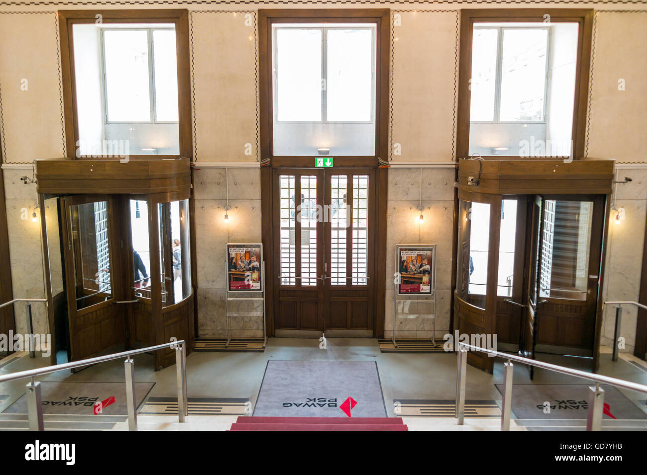 Drehtüren der Eingang Halle der Österreichischen Postsparkasse in Wien, Österreich Stockfoto