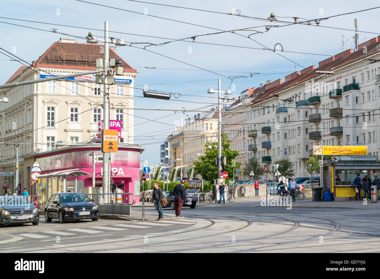 Straßenszene mit Menschen und Verkehr am Fasanplatz in Landstraße Bezirk von Wien, Österreich Stockfoto