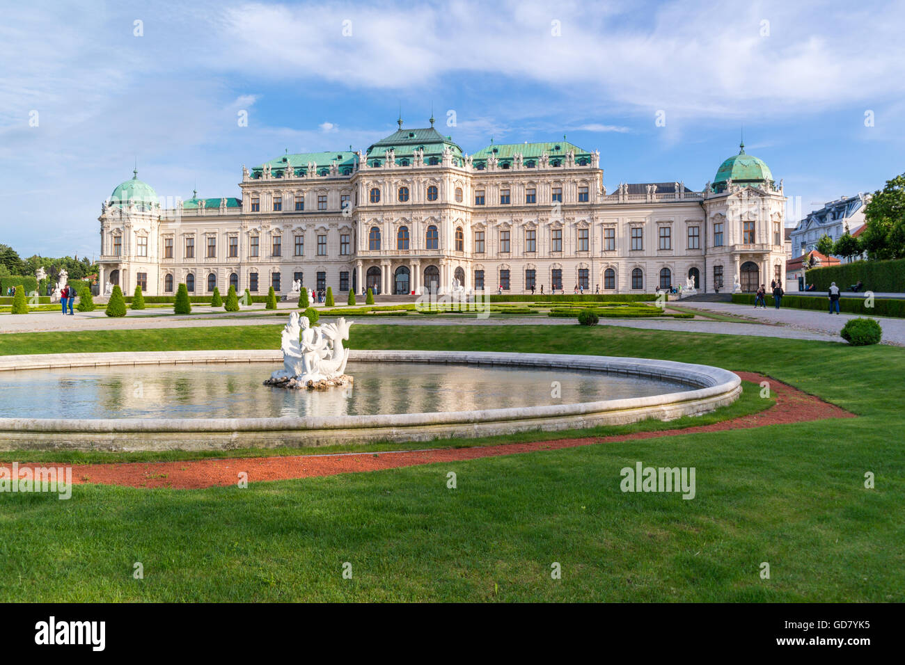 Belvedere-Garten mit Pool, Menschen und oberen Belvedere Palast in Wien, Österreich Stockfoto