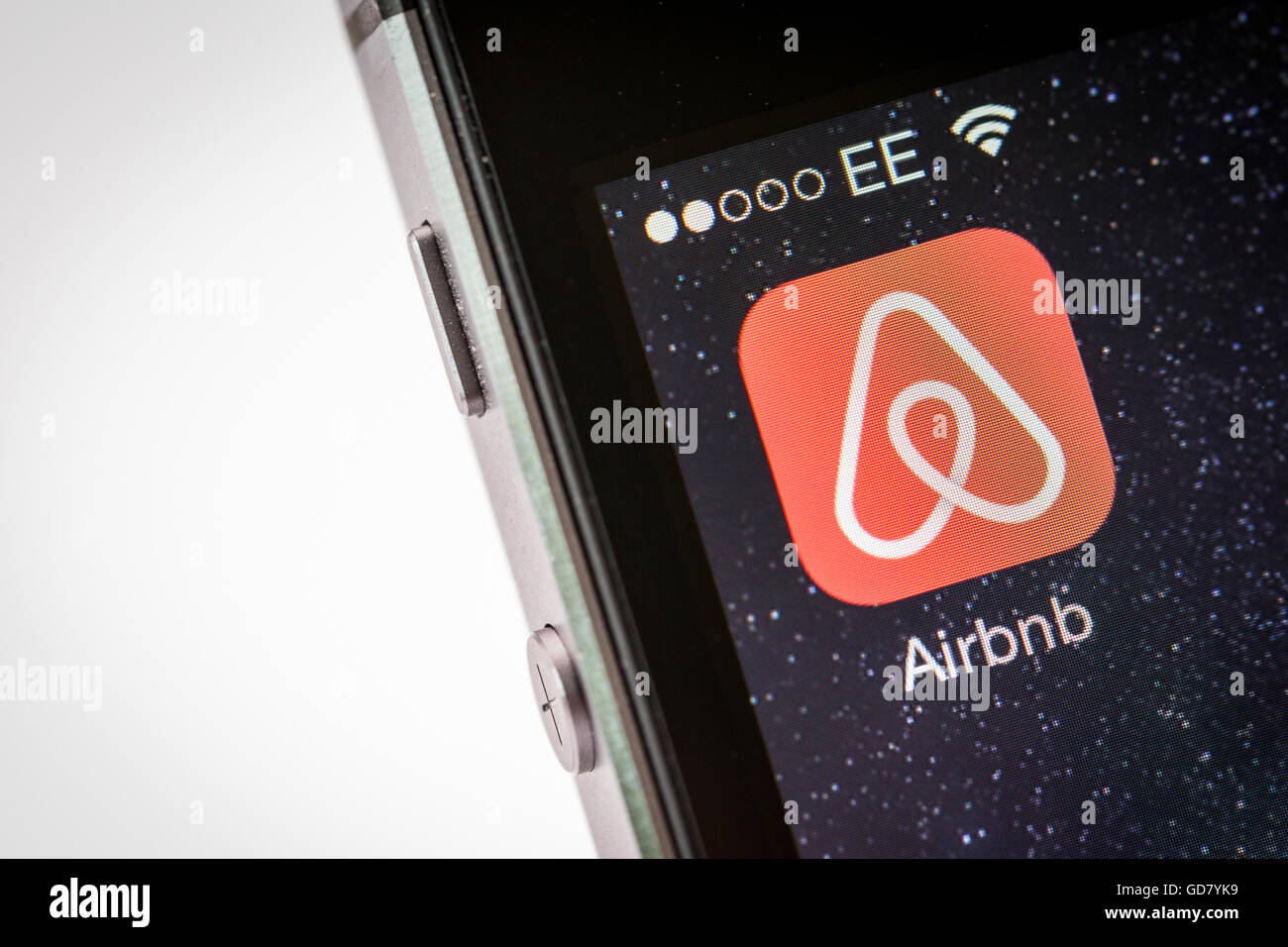 Airbnb-App auf einem iPhone-Smartphone Stockfoto