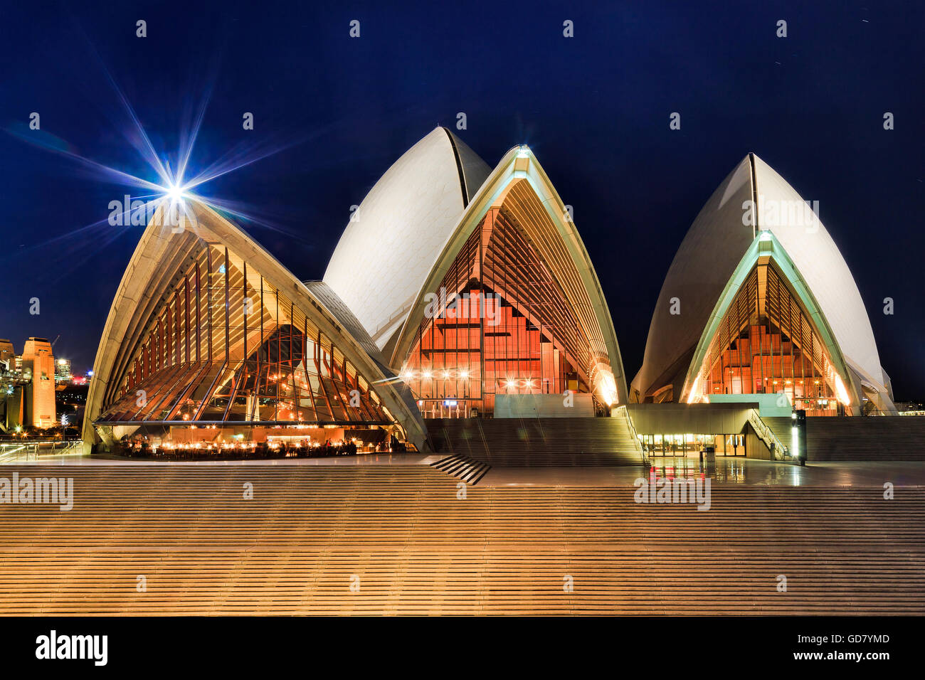 Sydney City denkmalgeschützten Gebäude dient als Café und Restaurant für Gäste und Besucher auf breite Treppe bei Sonnenuntergang. Stockfoto