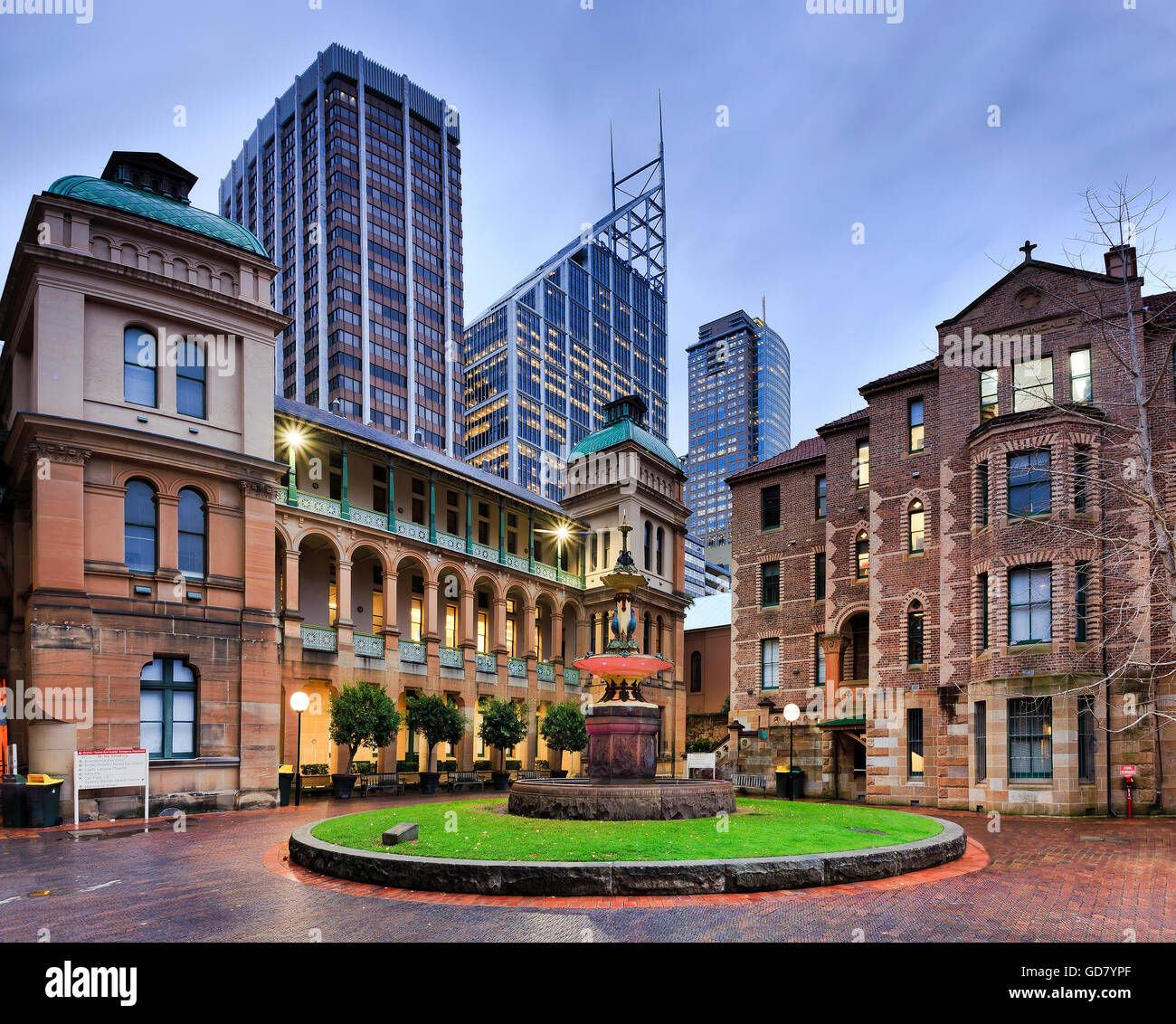 Steinfassaden von Sydney Royal Auge Krankenhaus Flügel um geschmückten Brunnen gegen moderne Wolkenkratzer Bürotürmen. Öffentlichkeit Stockfoto