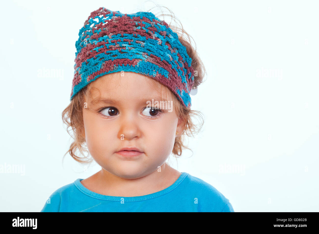 Porträt von verängstigten kleinen Mädchen in blau handgemachte Stirnband wegsehen. Isoliert. Stockfoto