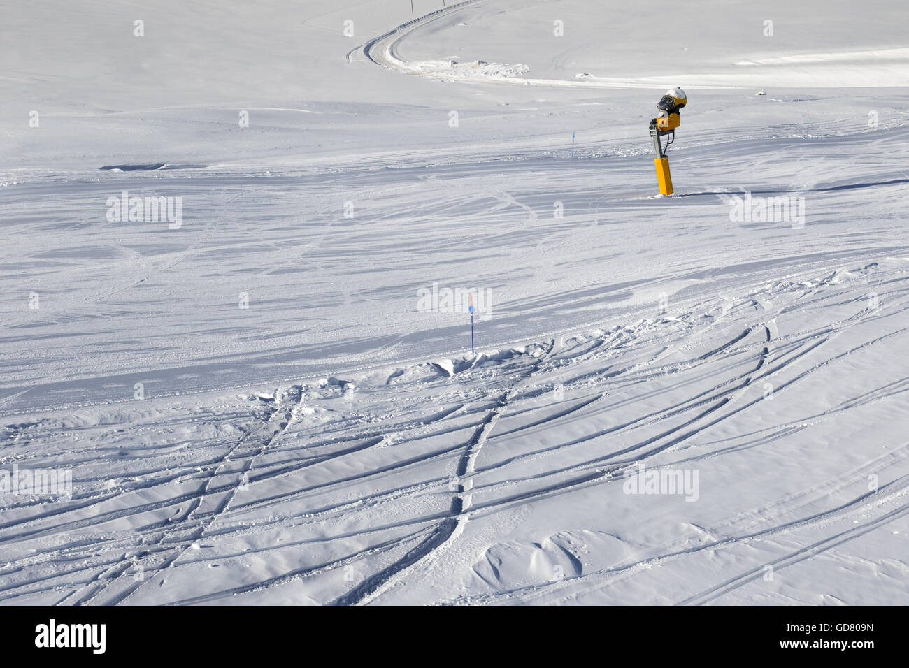 Ski Piste und Schnee Geschütz. Großen Kaukasus, Mount Shahdagh. Qusar Rayon von Aserbaidschan. Stockfoto