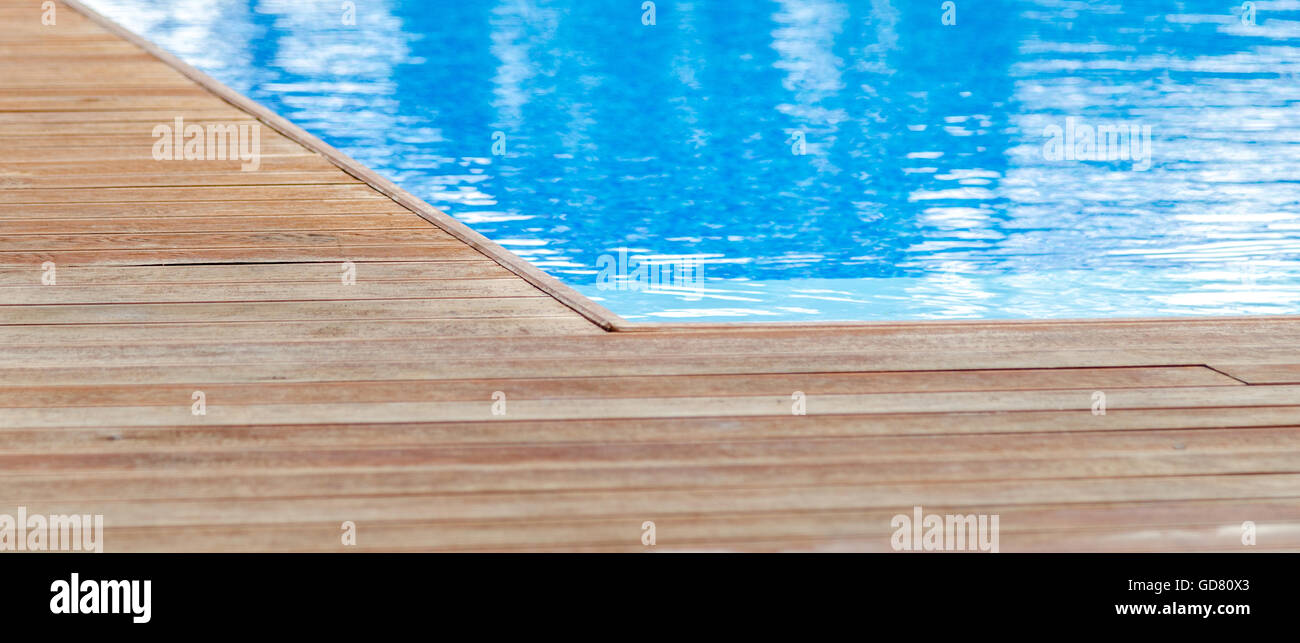Schwimmbad und Holzdeck Stockfoto