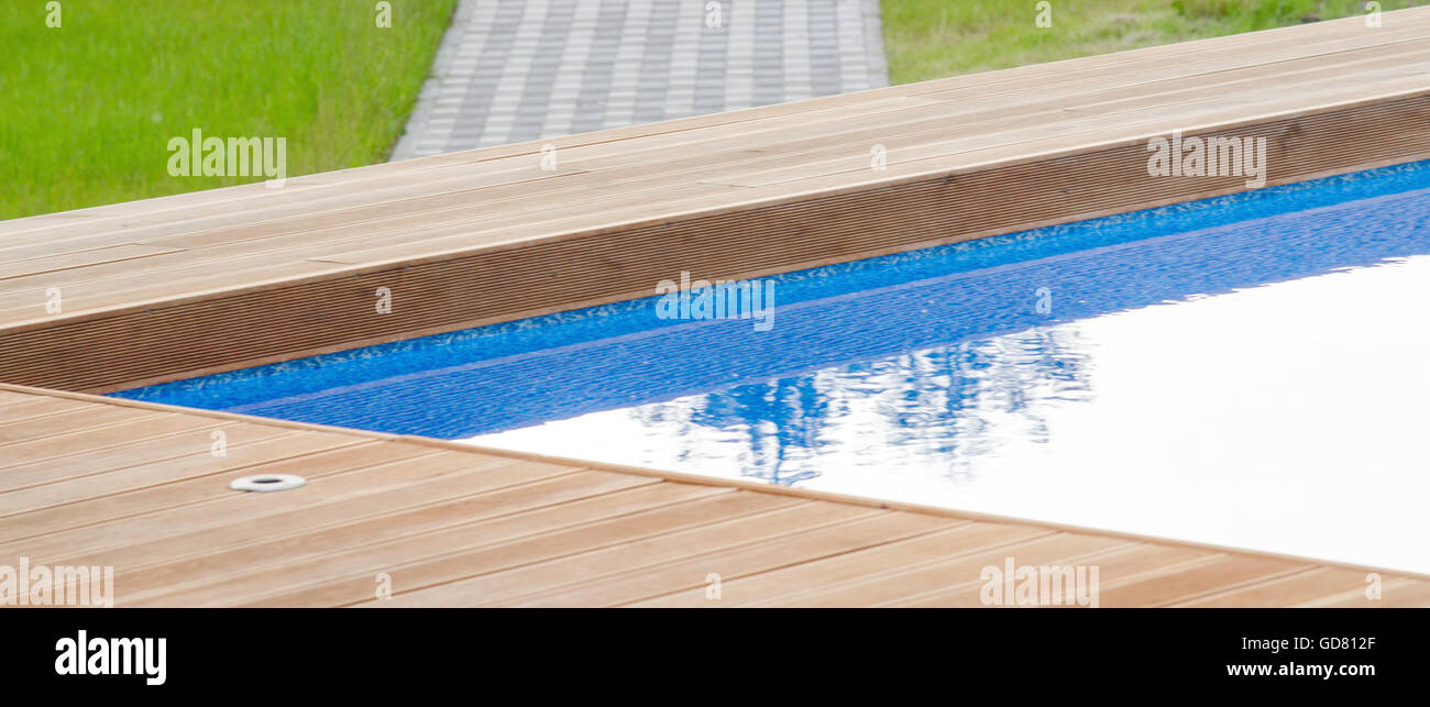 Schwimmbad und Holzdeck Stockfoto