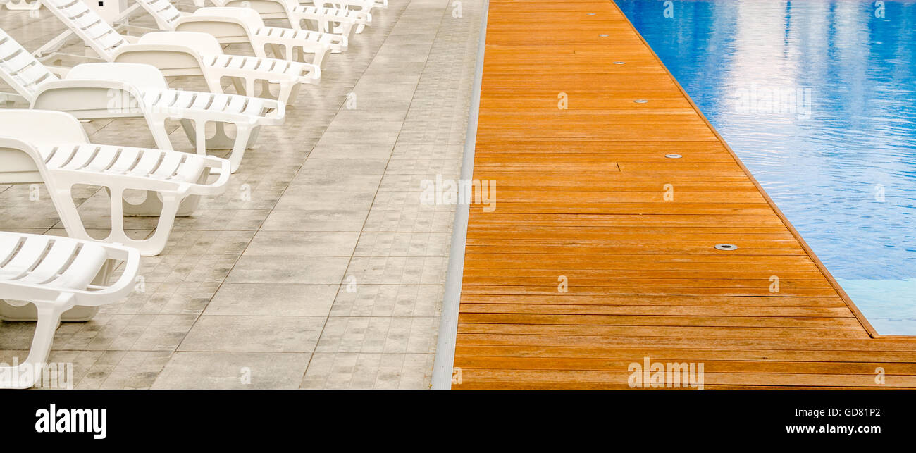sauberes Schwimmbad und leeren ruhenden Stuhl Stockfoto
