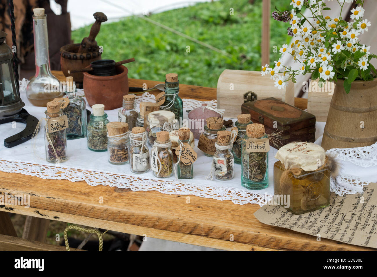 Kräuterkundige Tisch mit Flaschen von Kräutern bei Tewkesbury mittelalterliche Festival 2016, Gloucestershire, England. Stockfoto