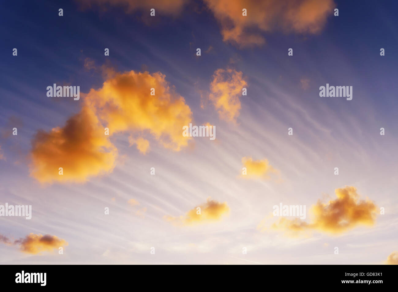 schöne Wolkengebilde mit Cirruswolken bei Sonnenuntergang Stockfoto