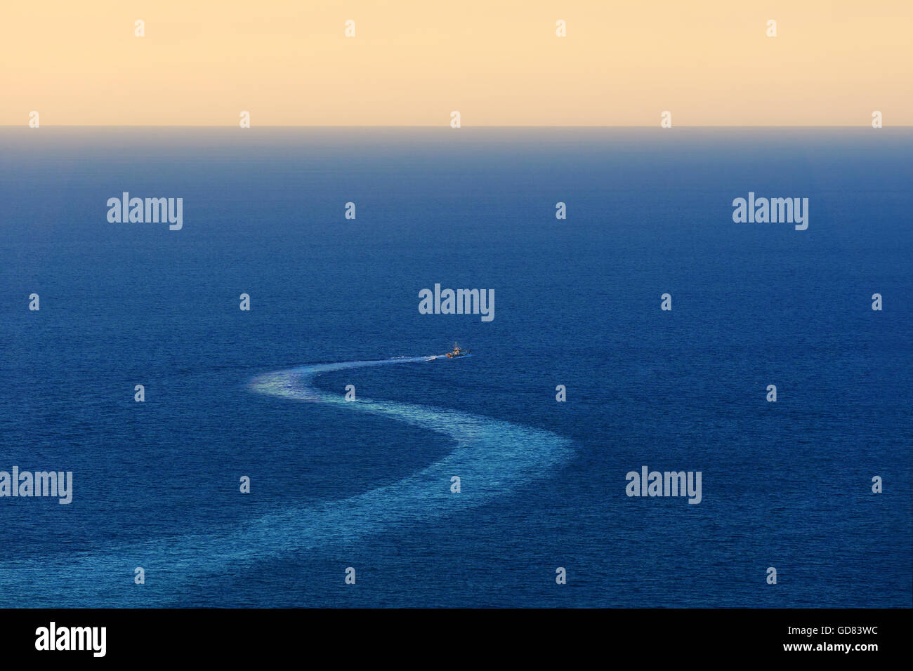 Schiff-Spur auf dem Meer Stockfoto