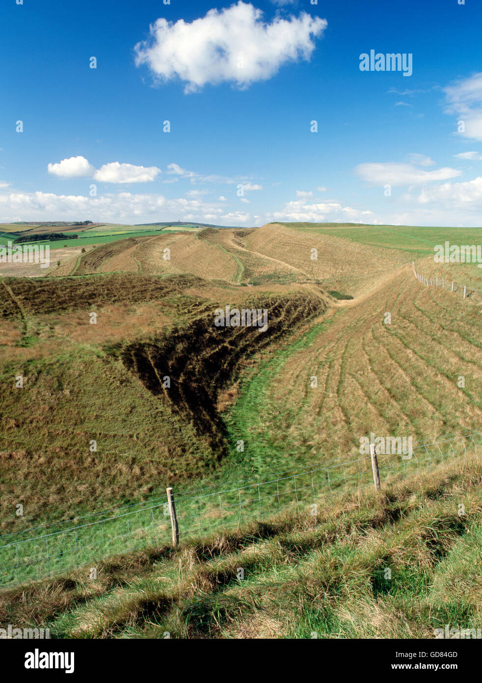 Ein Blick nach Westen entlang dem vielfachen Graben und bauen Abwehrkräfte auf der Südseite der Maiden Castle in der Nähe von Dorchester Stockfoto