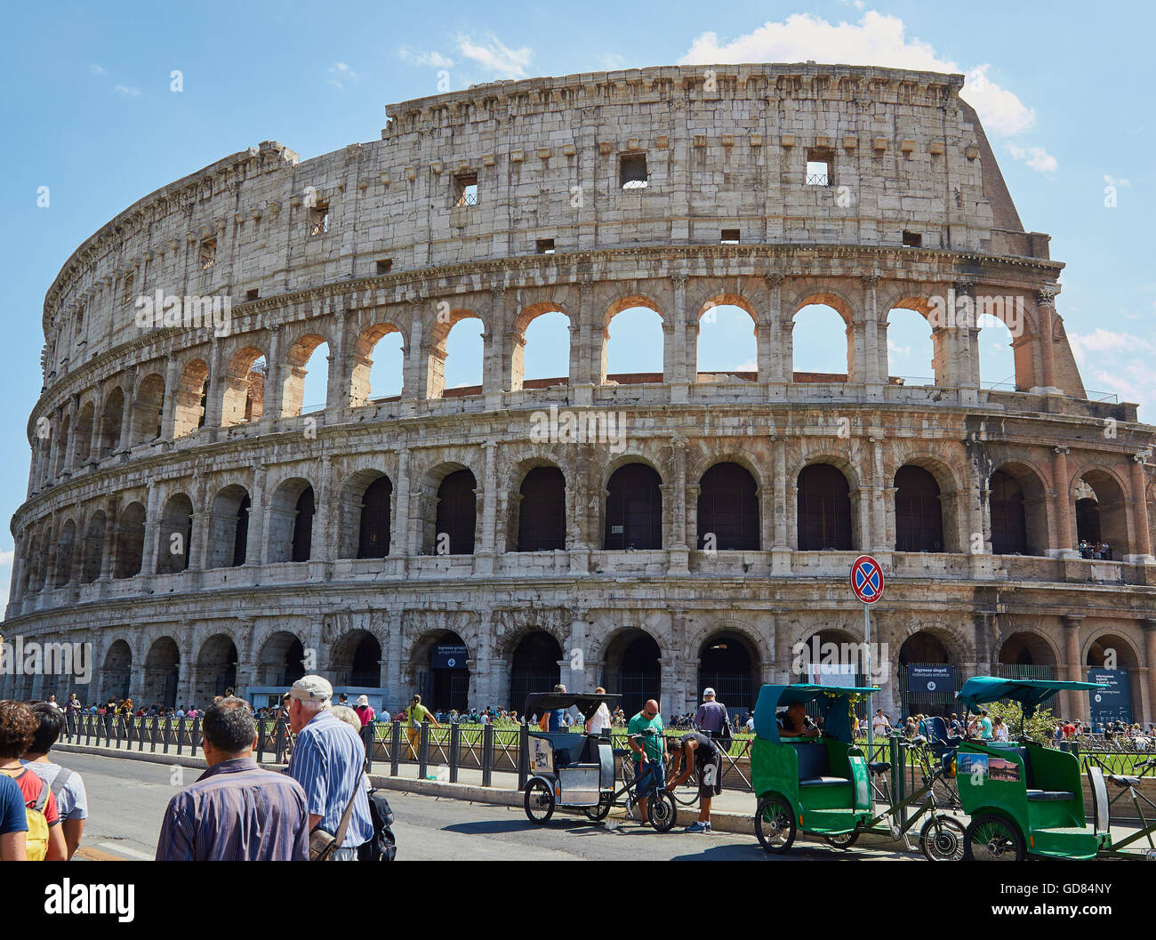 Rikschas und Touristen vor dem Kolosseum Rom Latium Italien Europa Stockfoto
