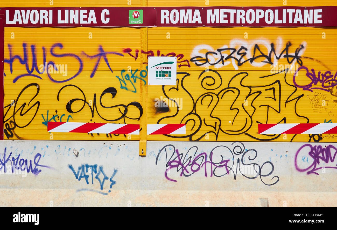 Graffiti auf Barrieren rund um den Bau der u-Bahn-Linie C Rom Latium Italien Europa Stockfoto