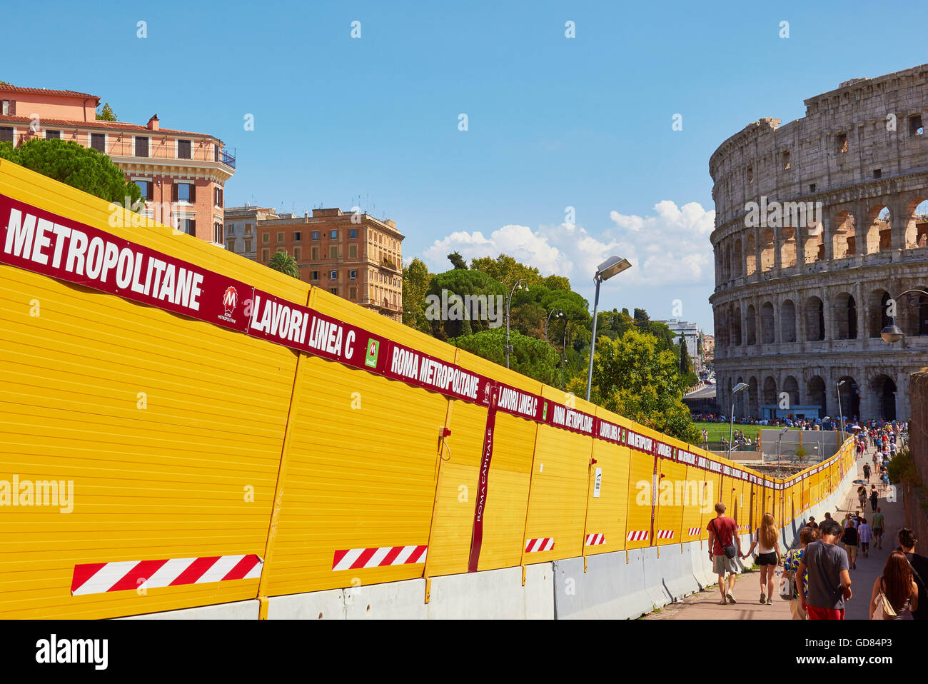 Das Kolosseum und Barrieren, die den Bau einer neuen U-Bahn-Linie C Rom Latium Italien Europa Stockfoto