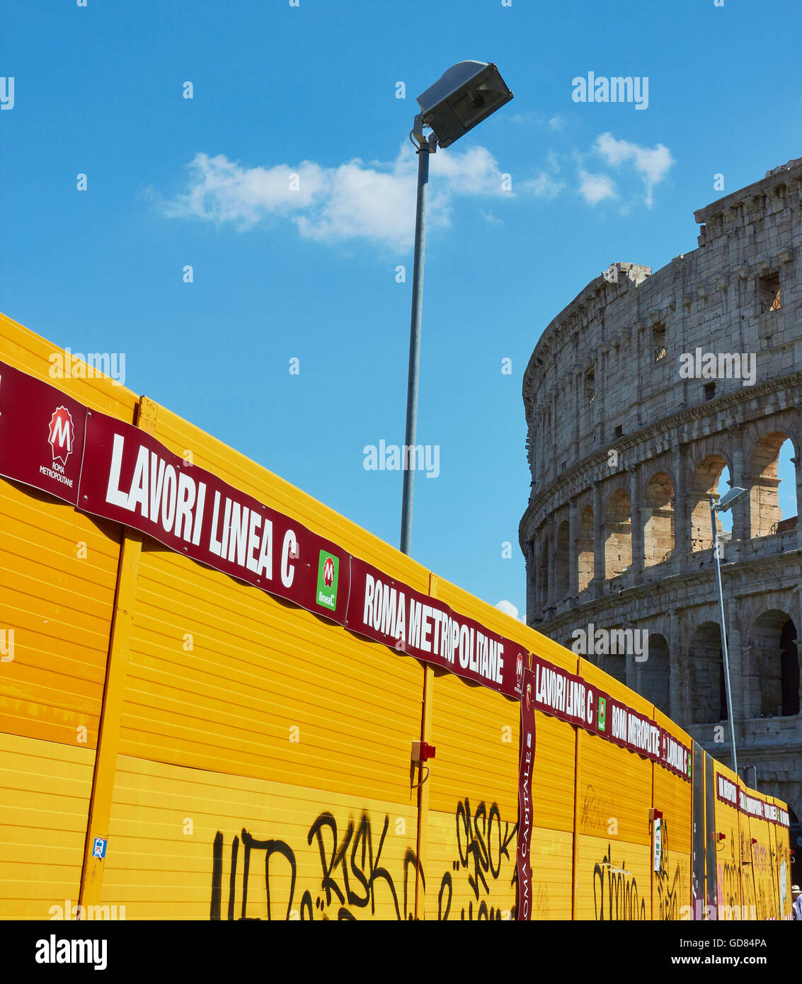 Das Kolosseum und Barrieren, die den Bau einer neuen U-Bahn-Linie C Rom Latium Italien Europa Stockfoto