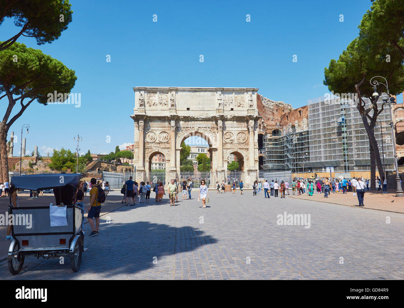Bogen von Constantine (Arco Di Costantino) und das Kolosseum Rom Latium Italien Europa Stockfoto
