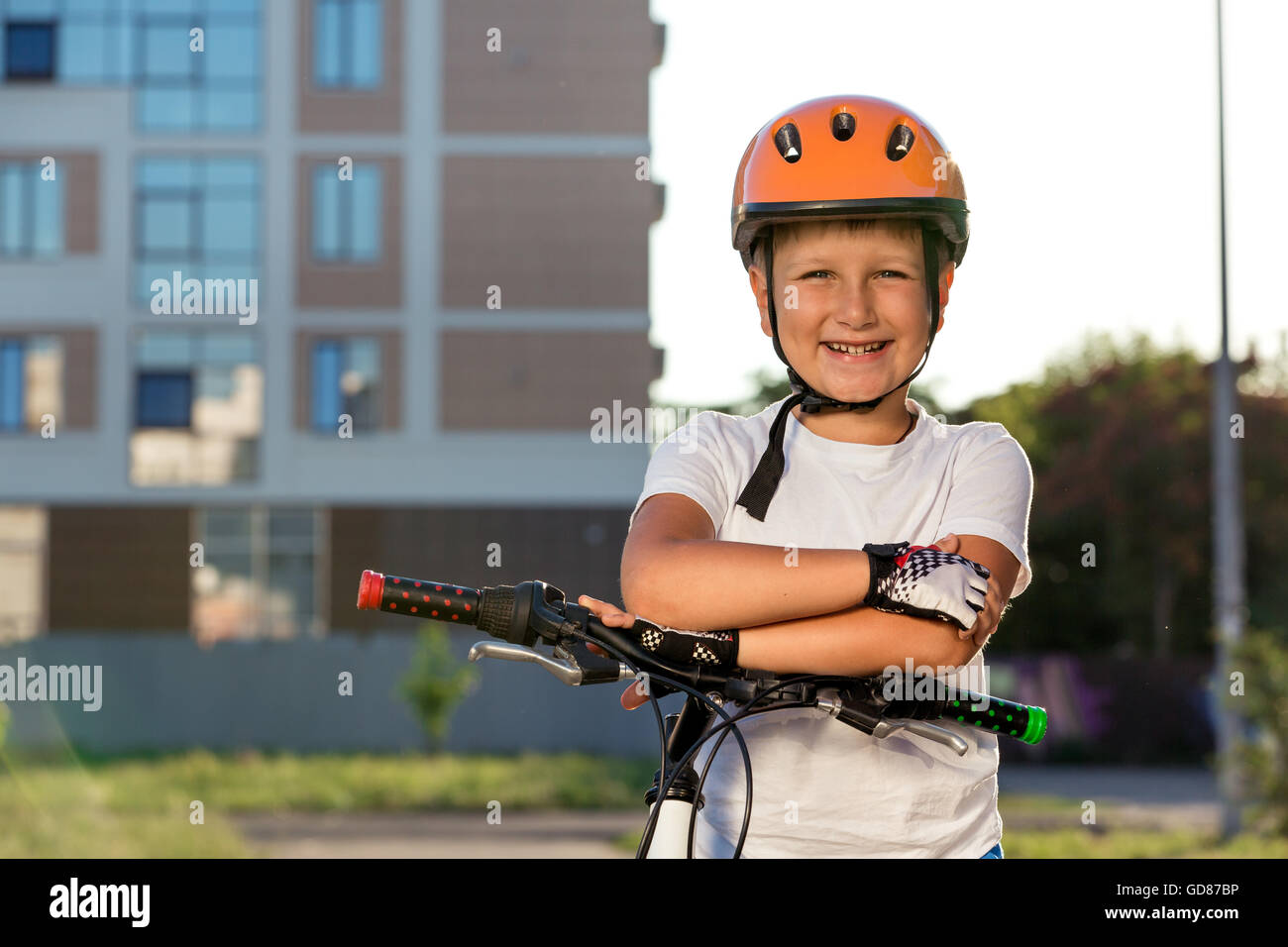 Fahrrad Fahrrad junge Kind Radfahren Grasgrün aktive kaukasischen Kindheit lustige Helm Kind Aktivität einer Person im freien Freizeitpark Stockfoto